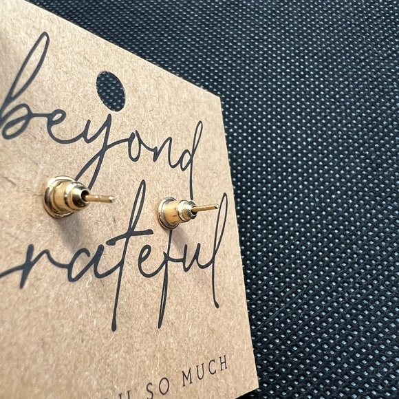 🆕#15 Santa studded Christmas earrings stocking stuffer - Picture 3 of 3